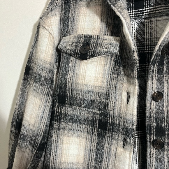 Bagatelle Shacket - Picture 4 of 5